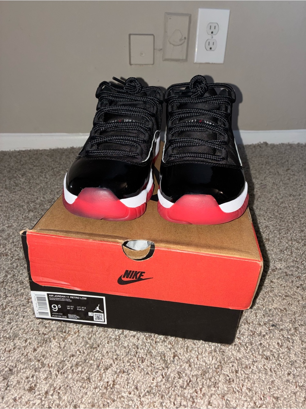 Nike Men ' Air Jordan 11 Retro Low - Black/Red